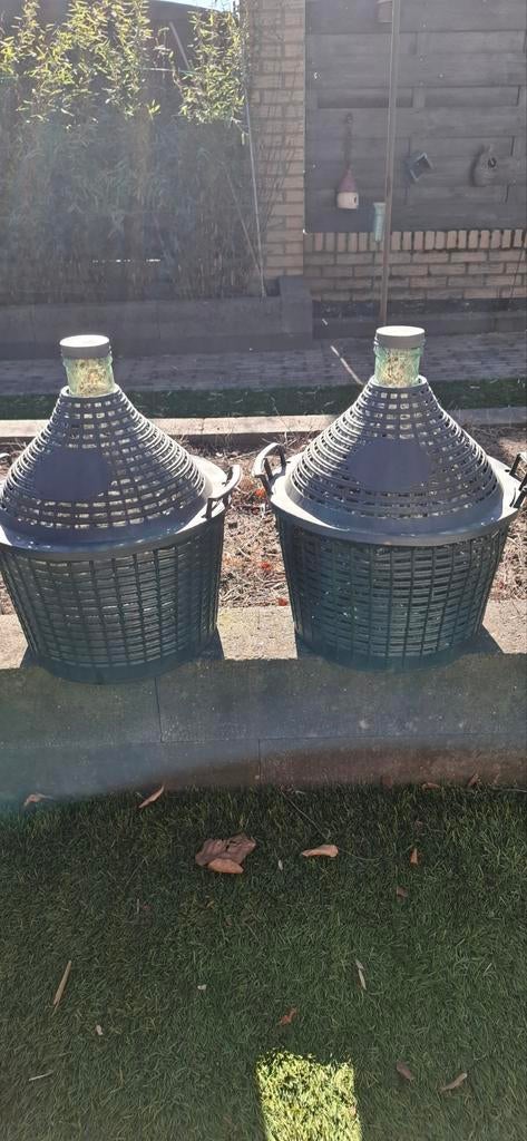 Grote glazen flessen in mand (2 stuks), Ophalen of Verzenden