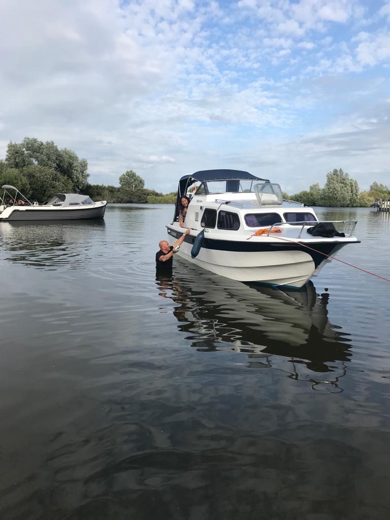 Boot lengte 2,25 m breed 7 m lang, Watersport en Boten, Motorboten en Motorjachten, Gebruikt, Polyester, 6 tot 9 meter, Benzine