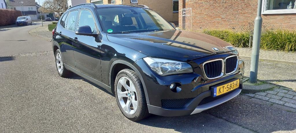 BMW X1 Sdrive 18I 2013 Zwart, Auto's, 4 cilinders, LED verlichting, Zwart, 75 €/maand