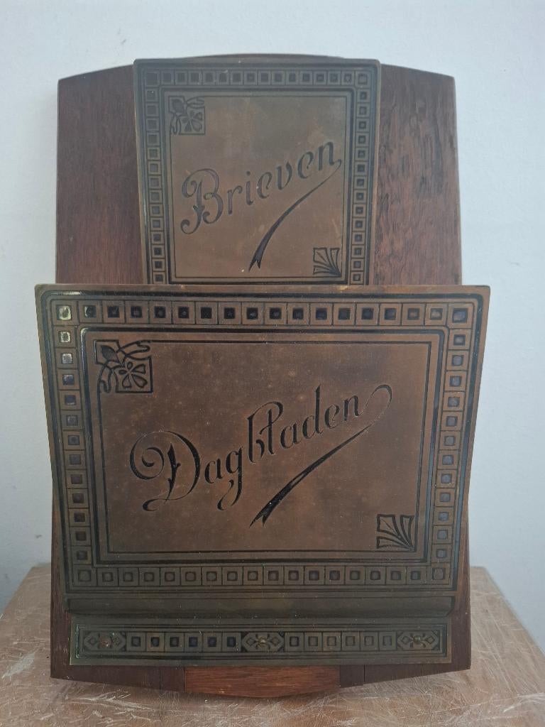 Oude kranten/lectuurbak hangend, Ophalen, Gebruikt