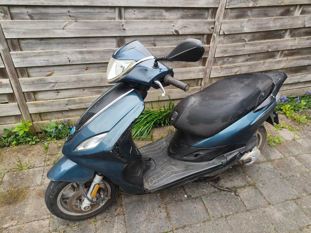 Piaggio New Fly 2012 geel kenteken, Fietsen en Brommers, Scooters | Piaggio, Ophalen of Verzenden, Gebruikt, Benzine, Fly