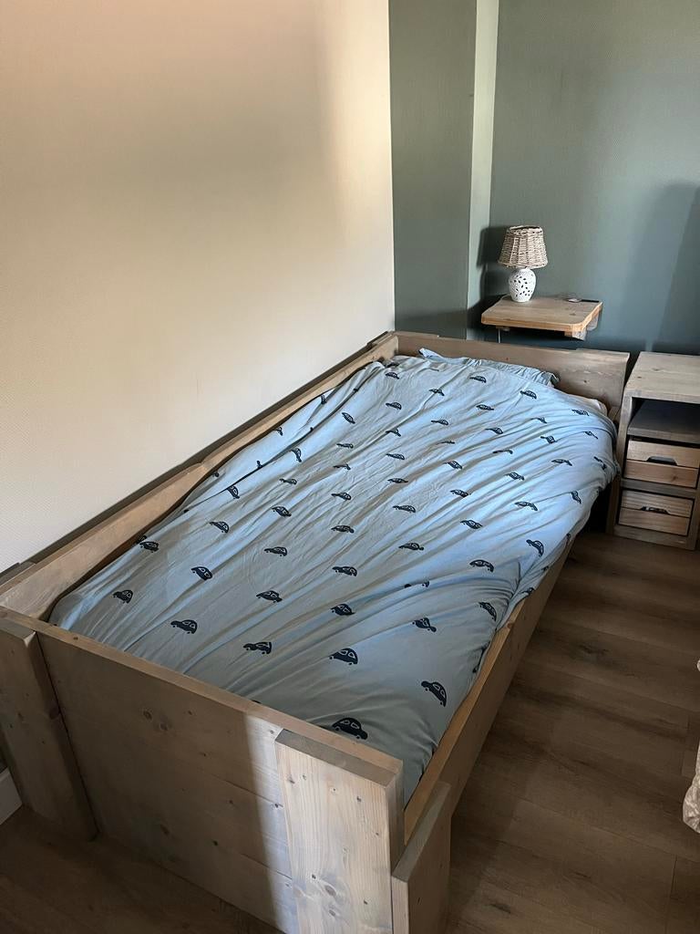 Kinderbed 200x90 met nachtkastje van steigerhout, Ophalen, Gebruikt, 180 cm of meer, 85 tot 100 cm