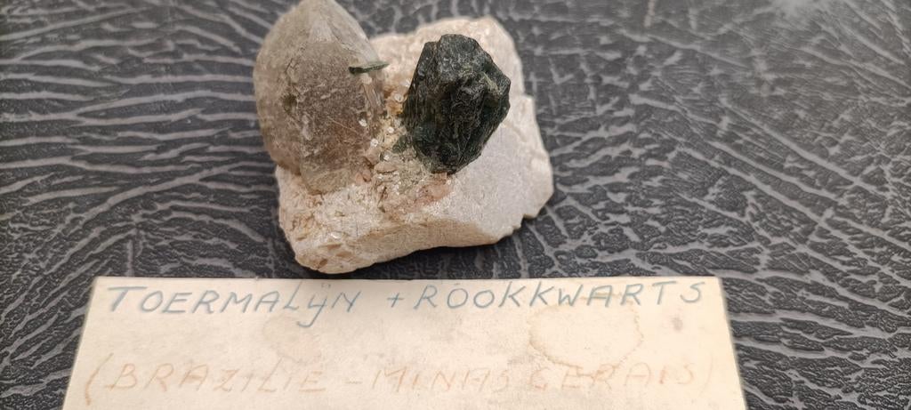 Toermalijn en rookkwarts op matrix, Verzamelen, Ophalen of Verzenden