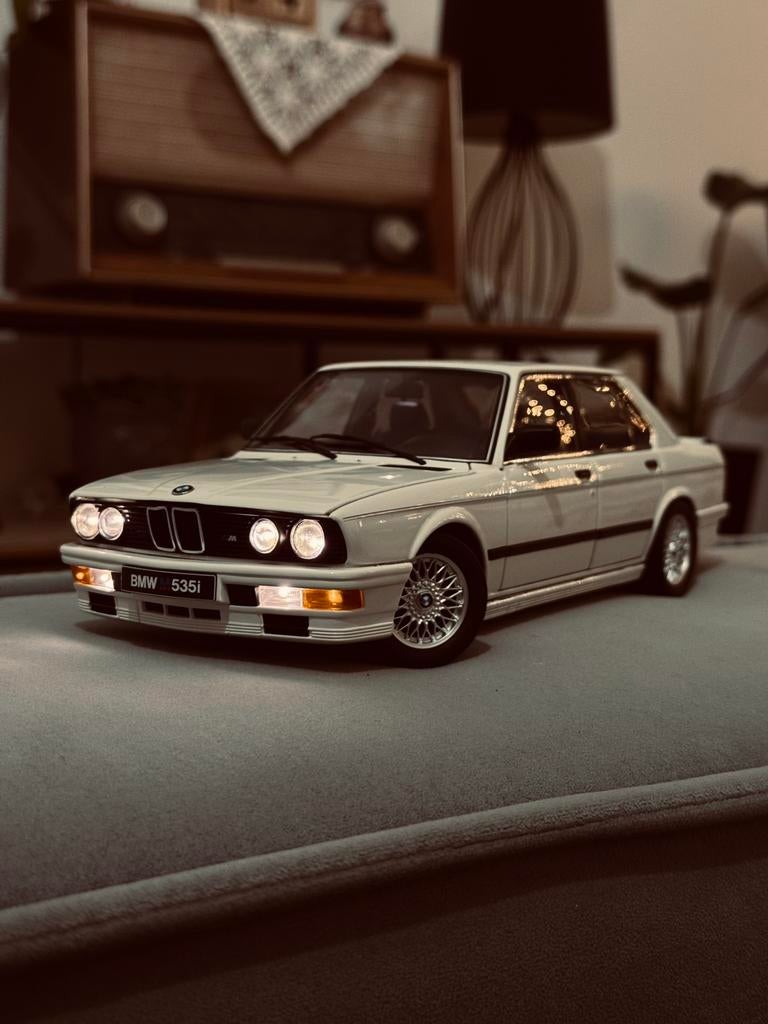 BMW E28 M5 1:18 AutoArt ( Custom ), Ophalen of Verzenden, Zo goed als nieuw, Auto, Autoart