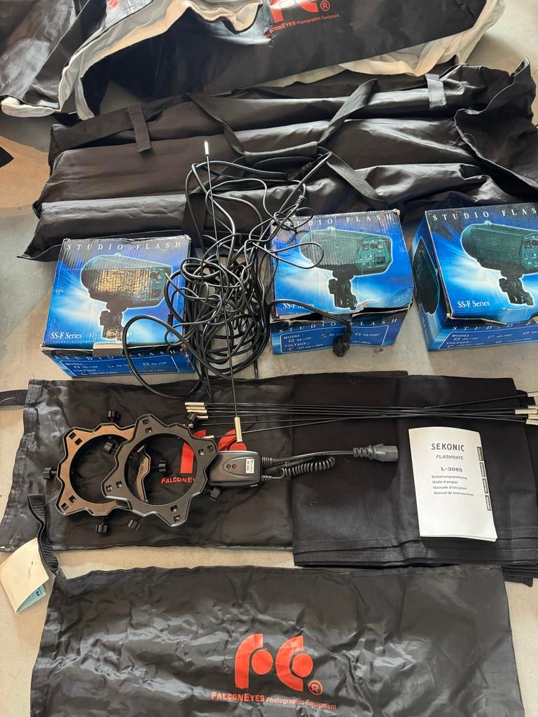 Falcon Eyes Lichtset: 3 lampen, 2 kappen, achtergrond, parap, Audio, Tv en Foto, Fotografie | Fotostudio en Toebehoren, Ophalen of Verzenden