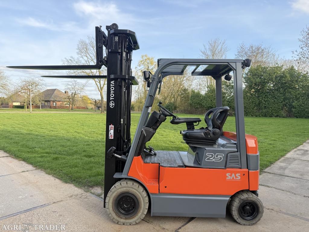 Toyota 2500KG triplo 6M freelift Sideshift non marking bande