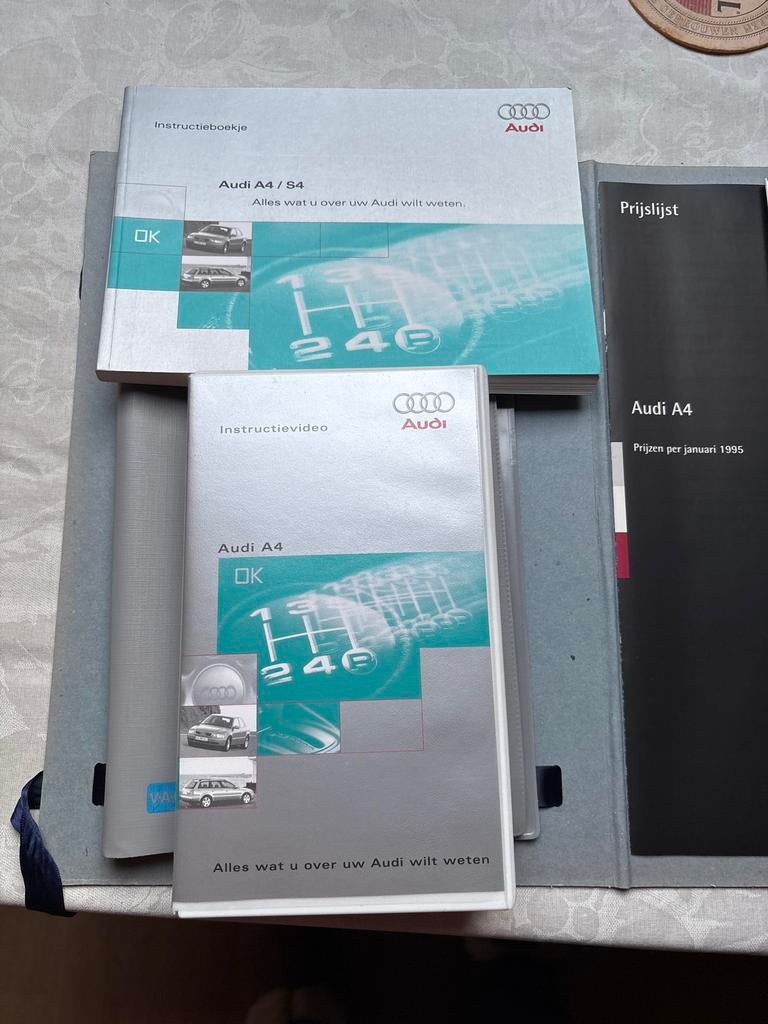Audi A4/S4  1995 documentatie en instructieboekje., Ophalen of Verzenden, Zo goed als nieuw, Audi