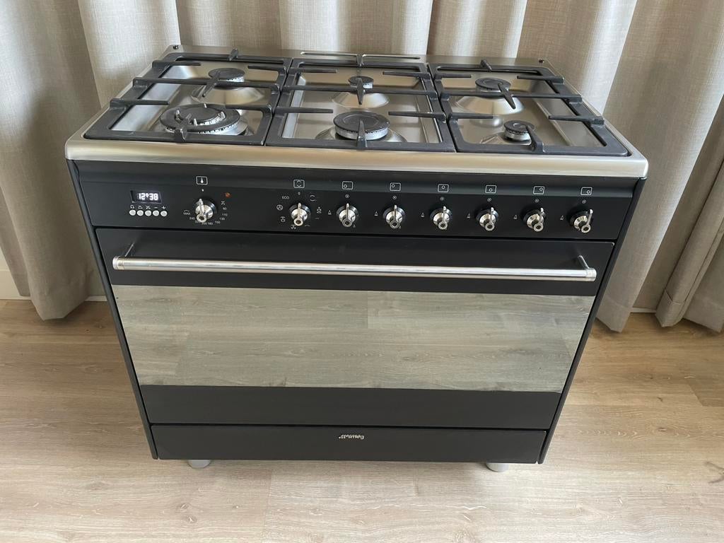 Smeg 6 pits fornuis 2023 heteluchtoven zwart, Ophalen, 60 cm of meer, Zo goed als nieuw, Energieklasse A of zuiniger