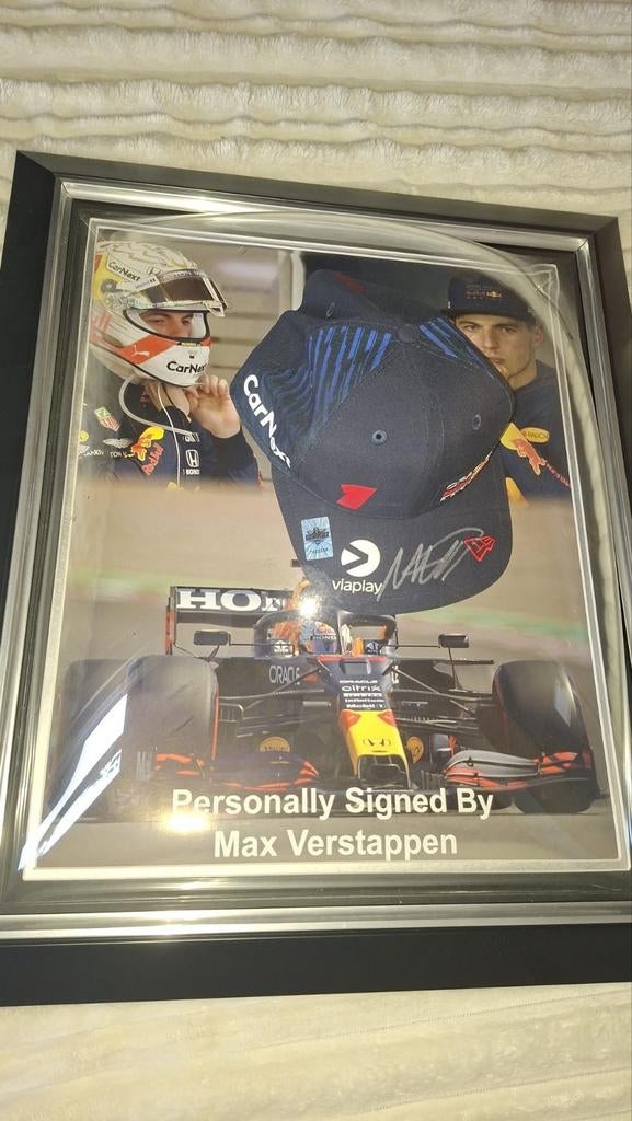 Gesigneerde ingelijste Max verstappen cap., Ophalen of Verzenden, Nieuw, Formule 1