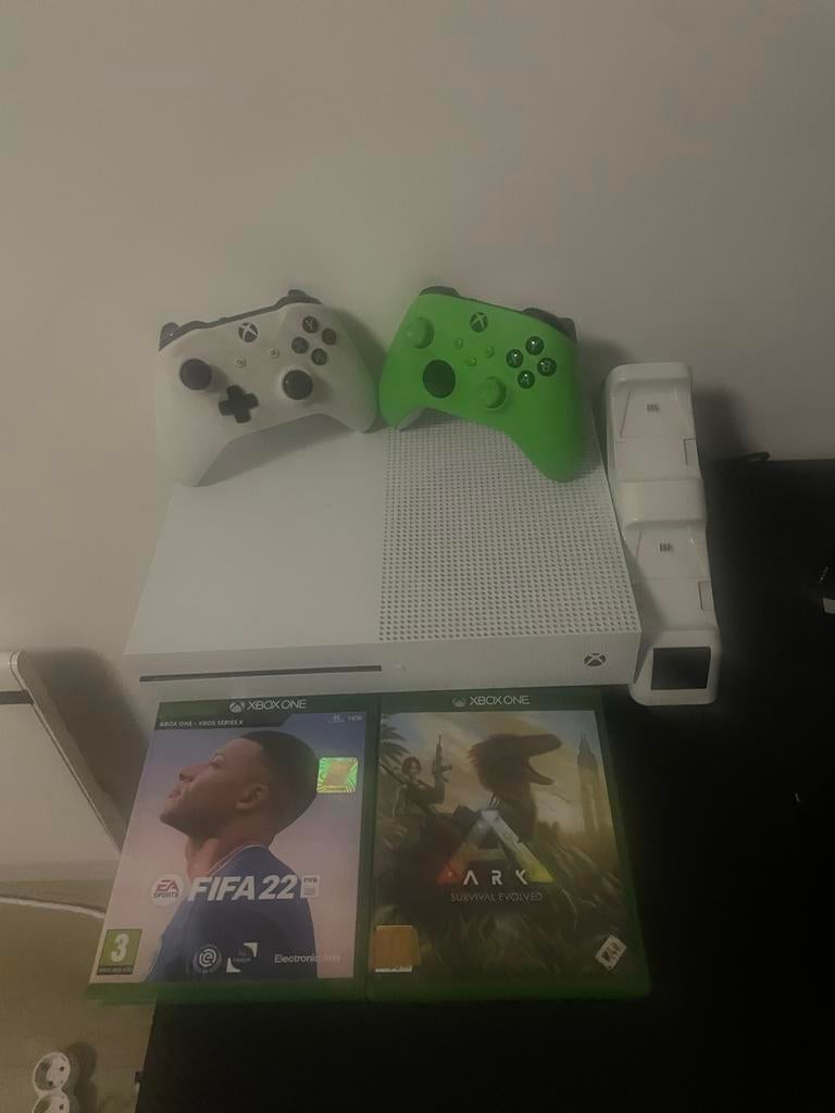 Xbox One S met 2 controllers en 2 games (FIFA 22, ARK), Gebruikt, 2 spelers, Eén computer, Ophalen of Verzenden