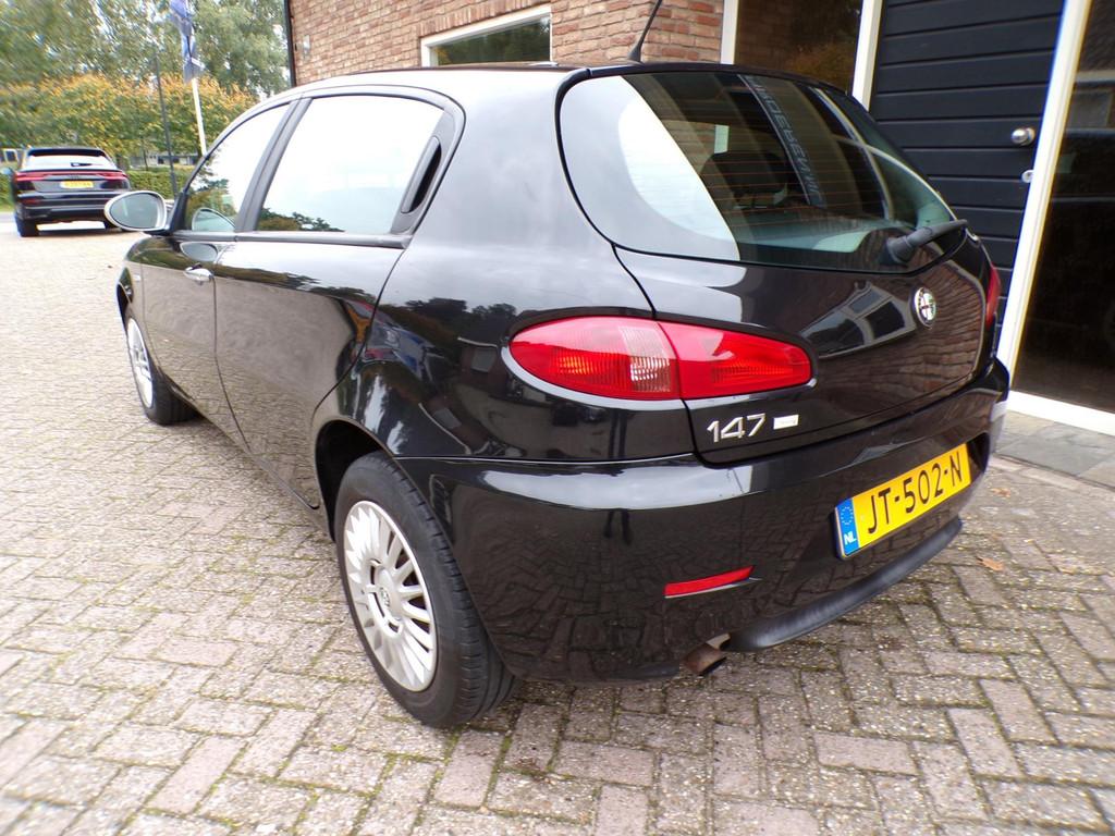 Alfa Romeo 147 1.6 T.Spark Distinctive, Voorwielaandrijving, Stof, Gebruikt, Zwart
