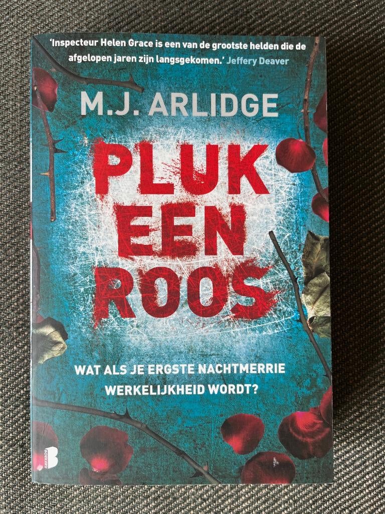 M.J. Arlidge - Pluk een roos., Ophalen of Verzenden, Zo goed als nieuw, M.J. Arlidge