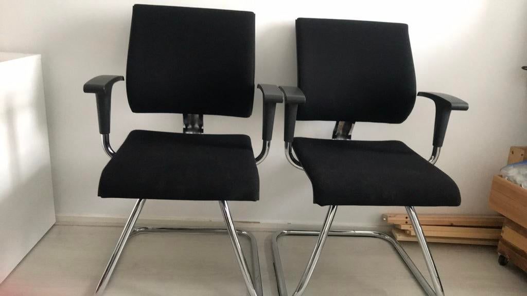 Ahrend zwarte wachtkamerstoelen 2 stuks, Huis en Inrichting, Stoelen, Gebruikt, Twee, Stof, Zwart, Ophalen