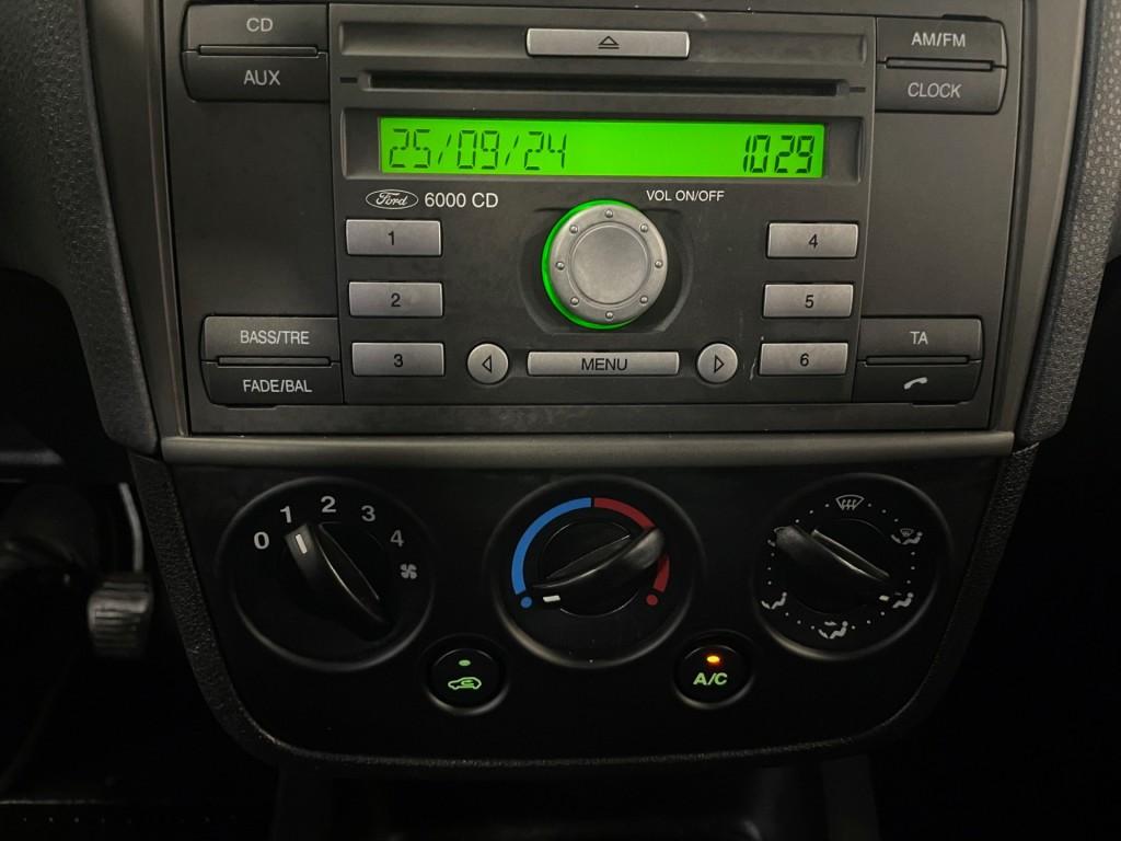 Ford FIESTA  1.25 Airco Radio incl Nieuwe APK, Auto's, Voorwielaandrijving, 4 cilinders, Met garantie (alle), Origineel Nederlands