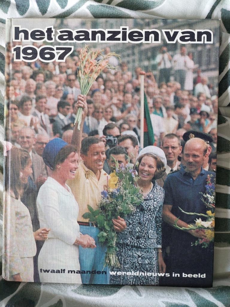 Het Aanzien van 1967: Twaalf maanden wereldnieuws in beeld, Boeken, Ophalen of Verzenden, 20e eeuw of later, Gelezen