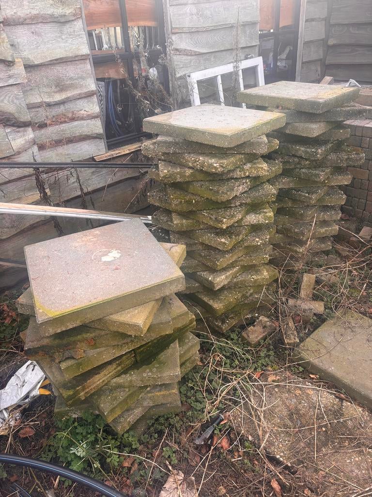 +/- 70 stuks 50x50 betontegels GRATIS, Ophalen, Gebruikt, Beton, Terrastegels