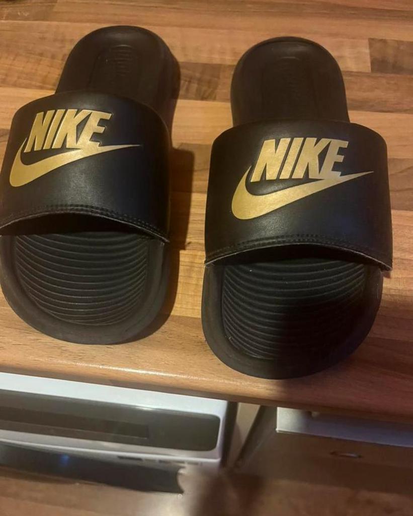 Slippers Nike zwart met goud, Ophalen of Verzenden, Gedragen, Zwart, Slippers