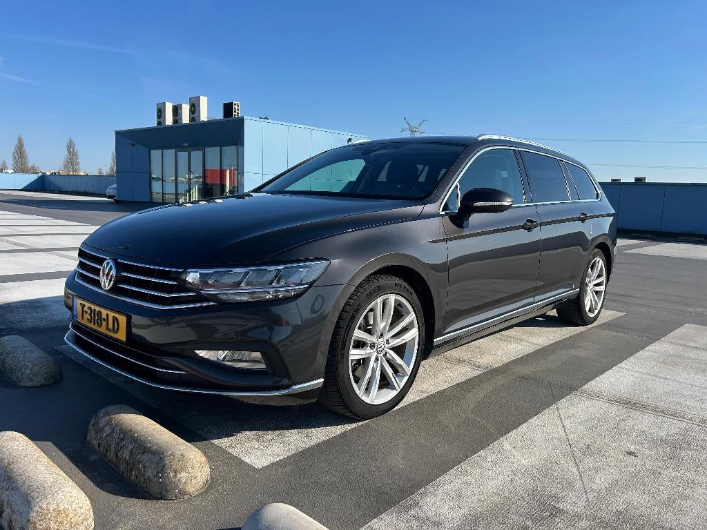 Volkswagen Passat 1.5 TSI 150pk DSG 2020 Grijs, Auto's, 730 kg, 1498 cc, 4 cilinders, Leder en Stof