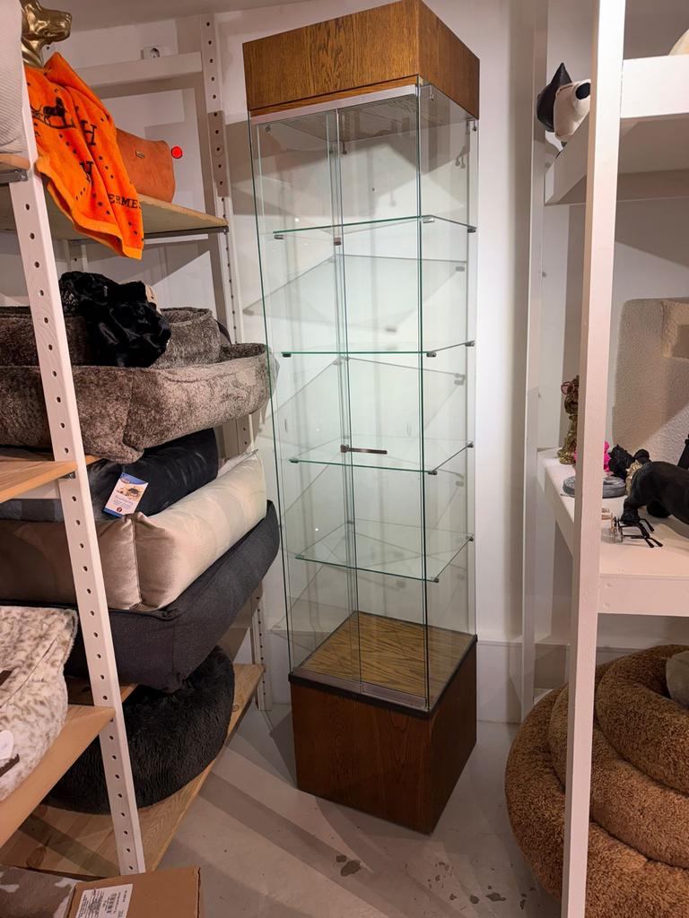 Glazen vitrinekast met houten ombouw, Met plank(en), Minder dan 50 cm, Gebruikt, 200 cm of meer