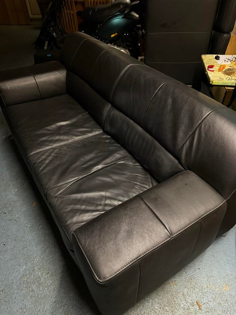 Zwarte Leren Rechte Bank - Comfortabel en Stijlvol, Huis en Inrichting, Banken | Bankstellen, Ophalen, Gebruikt, Driepersoons