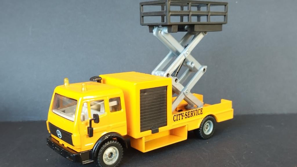 Mercedes Benz SK City Service Hoogwerker schaarlift Siku Pol, Schlittenbacherstrasse 60 Lüdenscheid Germany, SIKU, Verzenden, Zo goed als nieuw