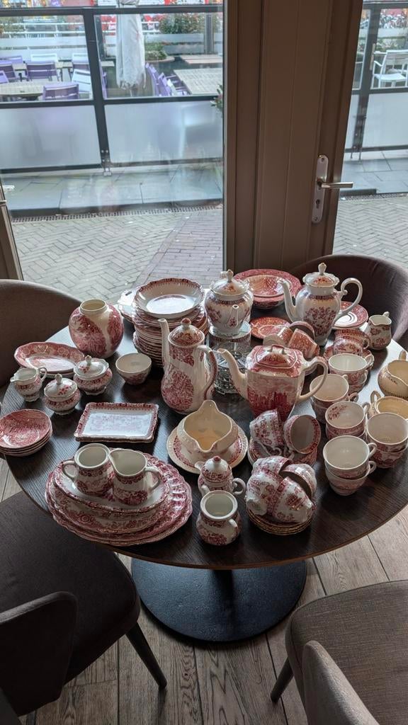 Uitgebreid rood-wit servies in Engels/Victoriaanse stijl, Ophalen of Verzenden