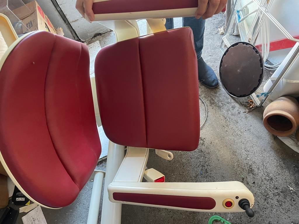 T.E.A.B Traplift met bocht (6 maanden gebruikt!), Ophalen