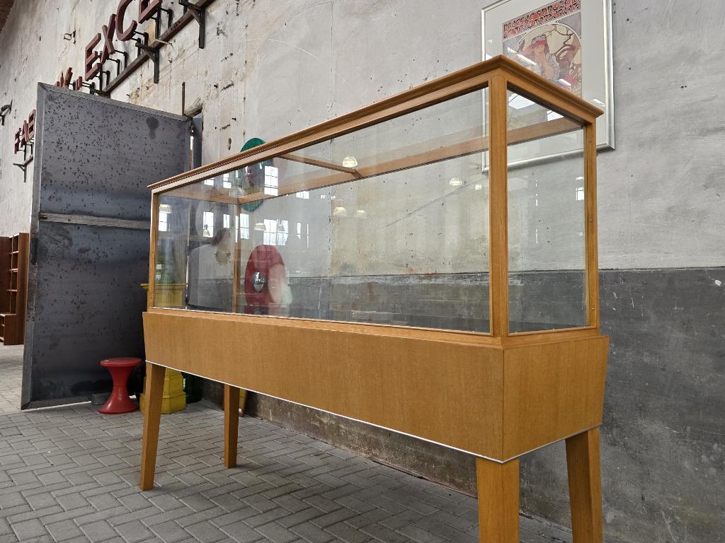 Grote Jaren 60 Museum Vitrine Kast Vintage Vitrinekast Zwart, Huis en Inrichting, Kasten | Vitrinekasten, Gebruikt, Ophalen of Verzenden
