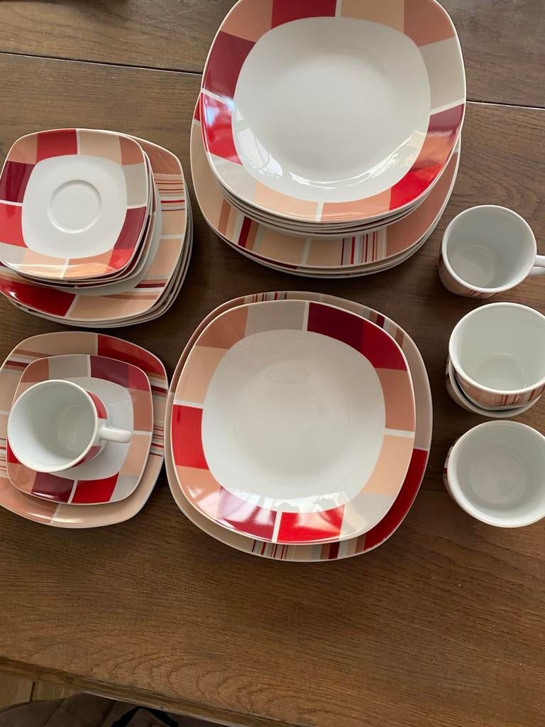 Mooi Servies met Rood en Beige Accent, Ophalen, Zo goed als nieuw, Overige stijlen, Aardewerk
