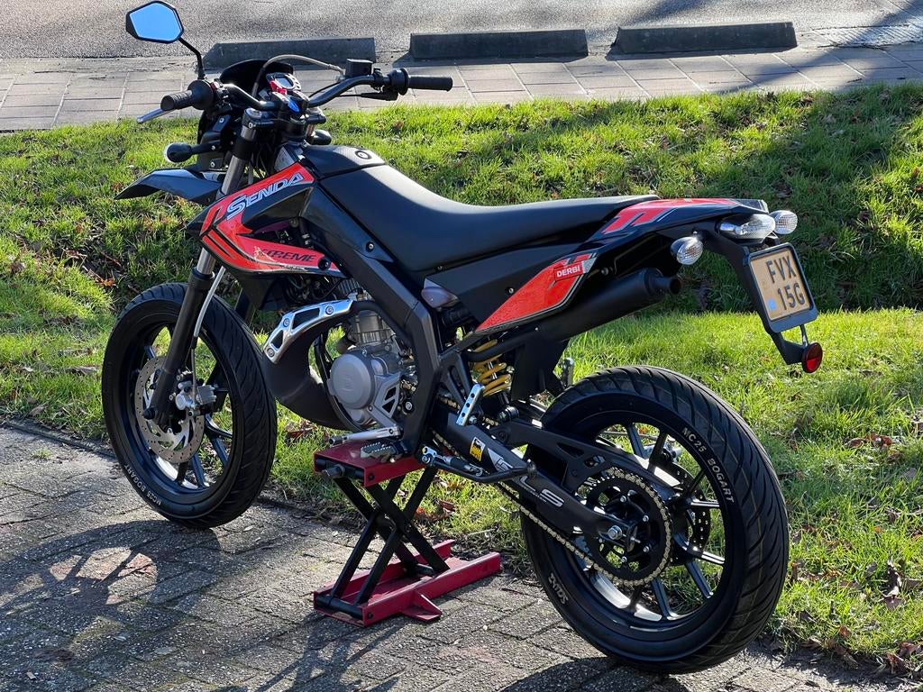 Derbi Senda Extreme | 2015 | maar 1000KM, Fietsen en Brommers, Brommers | Derbi, Ophalen, 6 versnellingen, Maximaal 45 km/u, Zo goed als nieuw