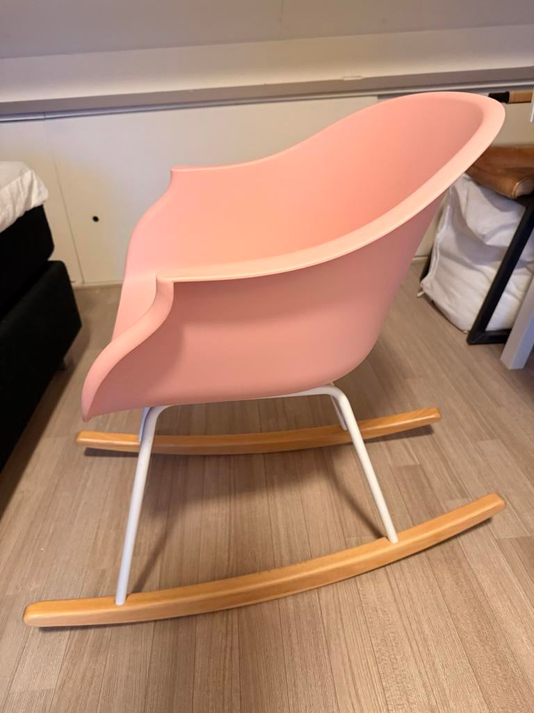 Roze Schommelstoel - Stijlvol en Comfortabel, Huis en Inrichting, Stoelen, Ophalen, Kunststof, Overige kleuren, Zo goed als nieuw