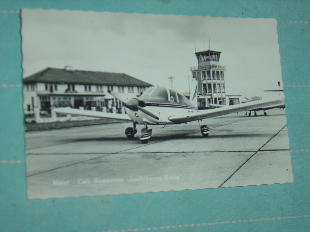 16) Zwart-wit ansichtkaart Luchthaven Eelde, Verzamelen, Ansichtkaarten | Nederland, Ophalen of Verzenden, 1960 tot 1980, Ongelopen