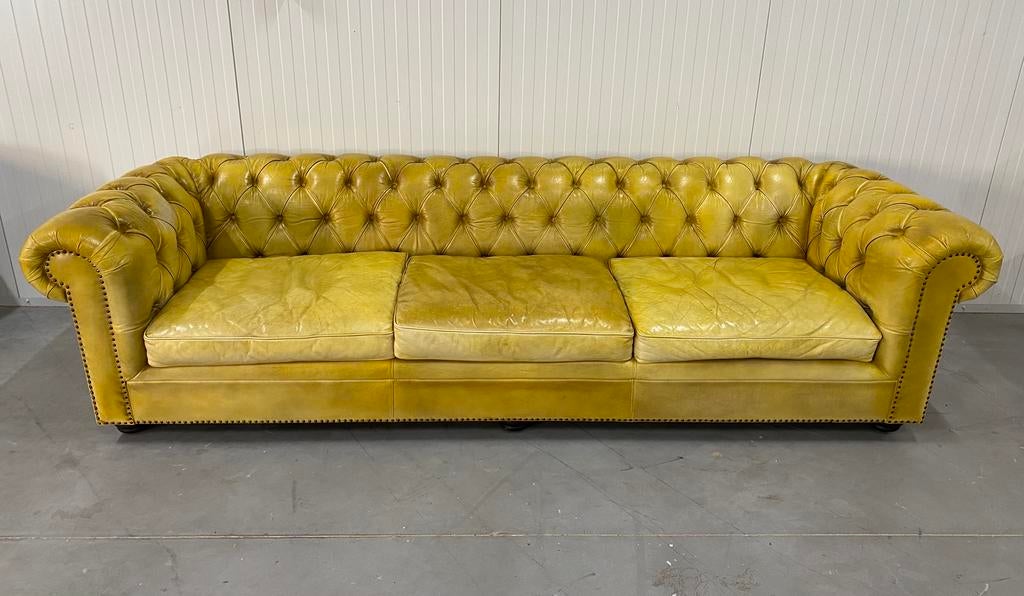 Prachtige XXL Chesterfield bank handwash geel, Ophalen of Verzenden, Zo goed als nieuw, 200 tot 250 cm, Leer