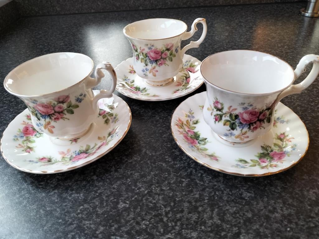 Royal Albert Moss Rose Kop en schotels, Ophalen of Verzenden, Zo goed als nieuw, Porselein, Kop en/of schotel