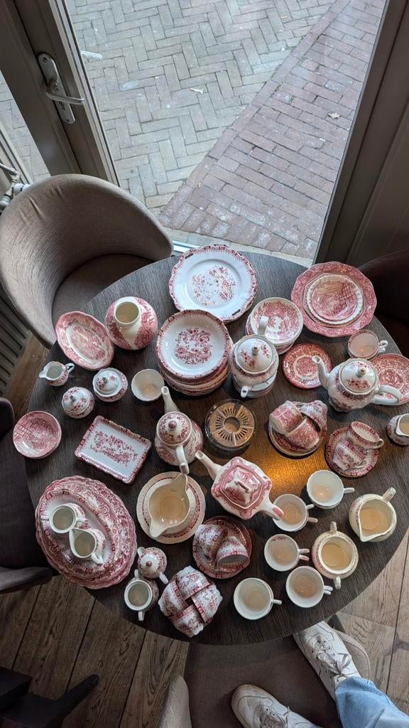 Uitgebreid rood-wit servies in Engels/Victoriaanse stijl, Ophalen of Verzenden