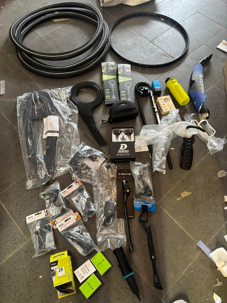 Diverse fietsspullen: banden, standaards, frame brackets, Fietsen en Brommers, Fietsonderdelen, Gebruikt, Overige typen, Ophalen of Verzenden