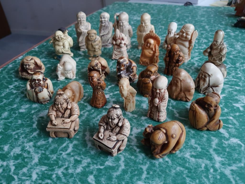 verzameling van 28 Japanse miniatuur beeldjes  Netsuke, Ophalen of Verzenden