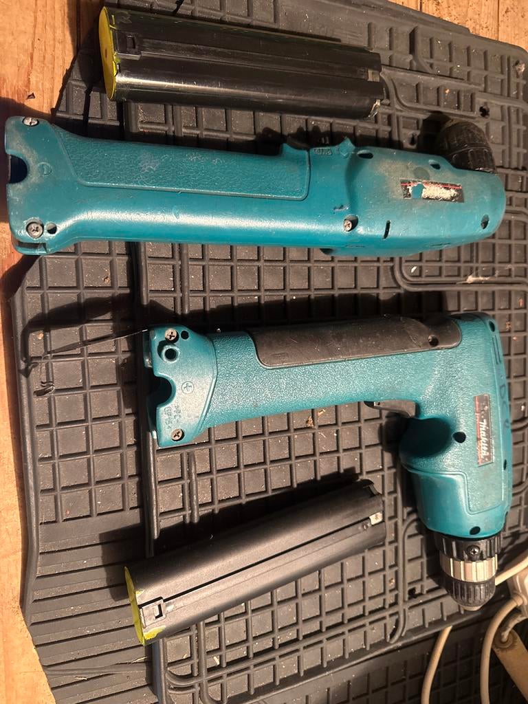 Makita 6095D Boormachine met twee accu's + haakse accutol., Ophalen, Gebruikt, Minder dan 400 watt, Boormachine