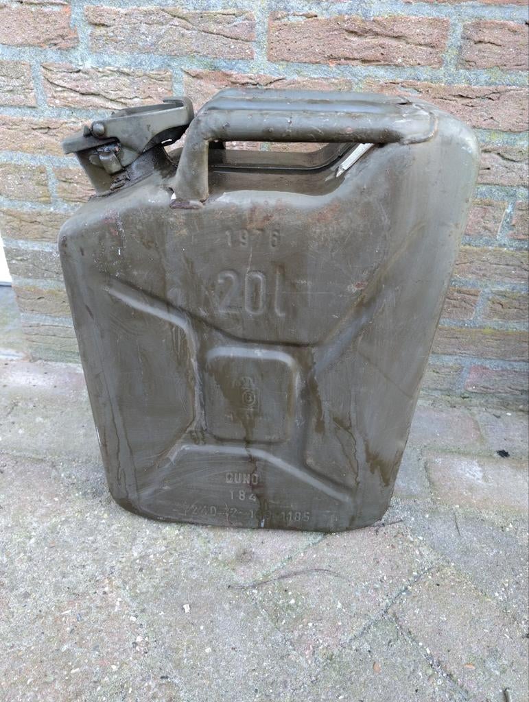 Stalen 20 liter jerrycan, Ophalen