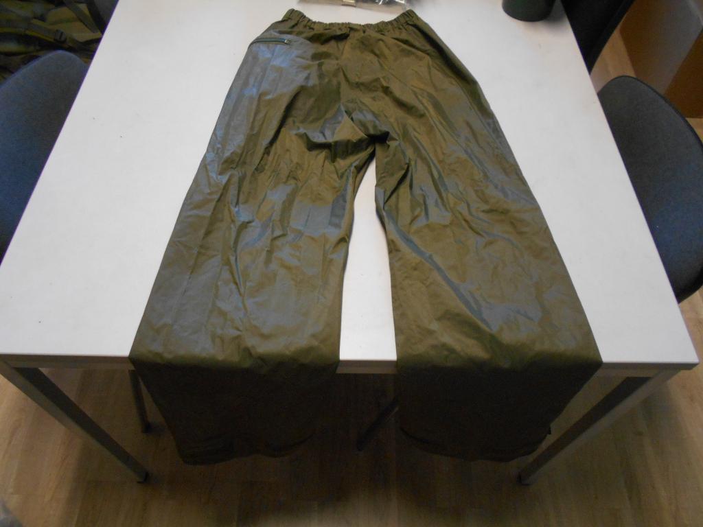 KL regenbroek natweer Nederlands leger maat XS met opbergtas, Ophalen of Verzenden, Landmacht, Nederland, Kleding of Schoenen
