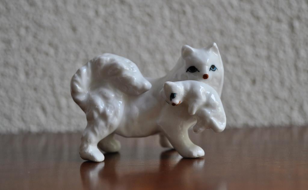 Beeldje Witte Perzische Poes Kat met Kitten 6 cm, Verzamelen, Dierenverzamelingen, Ophalen of Verzenden, Gebruikt, Hond of Kat