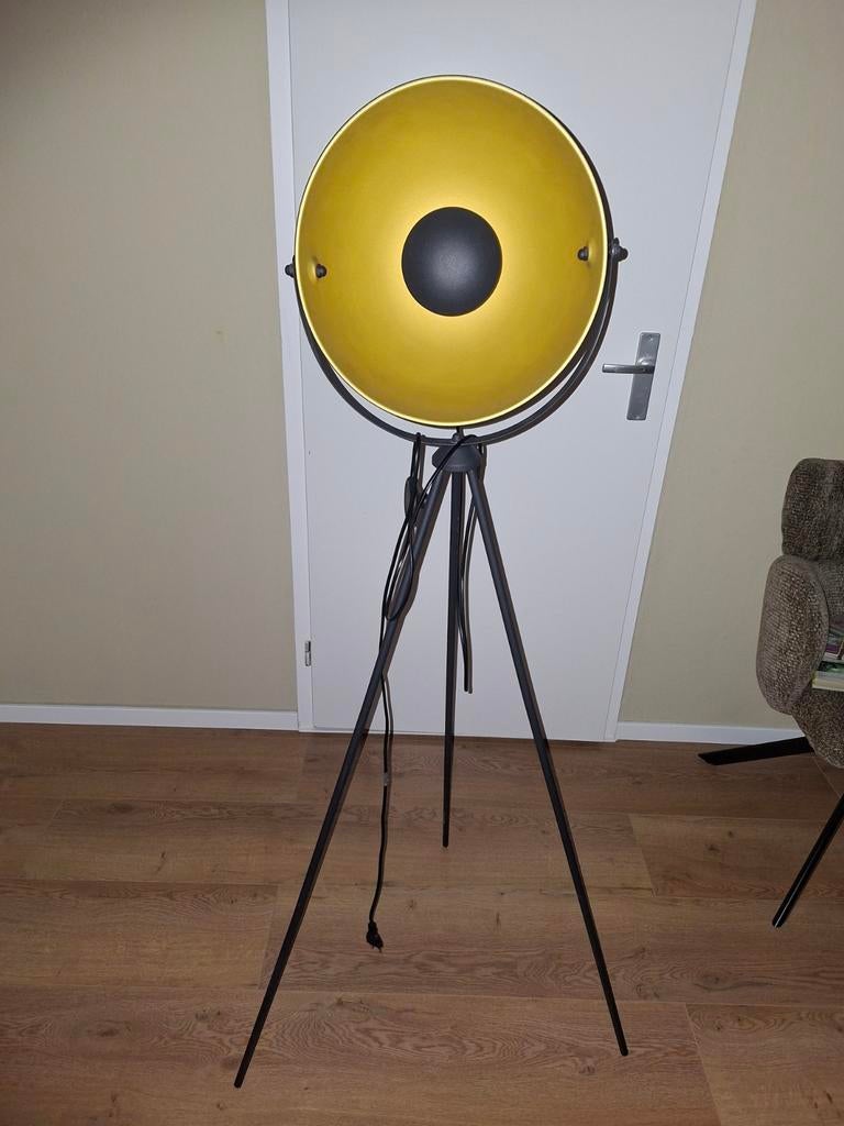 Vloerlamp met driepoot en goudkleurige binnenkant, 100 tot 150 cm, Industrie, Ophalen of Verzenden, Zo goed als nieuw