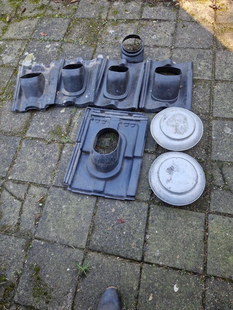 Ontluchting dakpannen - Diverse modellen, Gebruikt, Steen of Klei, Zwart, Ophalen of Verzenden