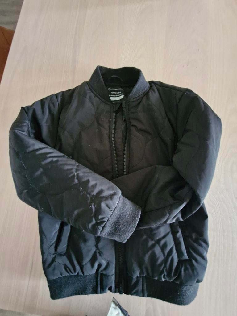 Zwart gewatteerd jasje. Maat 128, Kinderen en Baby's, Kinderkleding | Overige, Ophalen of Verzenden, Meisje