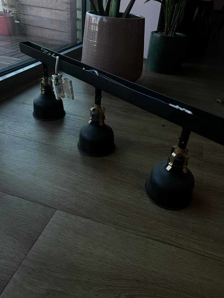 Ikea plafondrail met 3 Ranarp spots zwart, Gebruikt, Metaal of Aluminium, Ophalen of Verzenden, Led