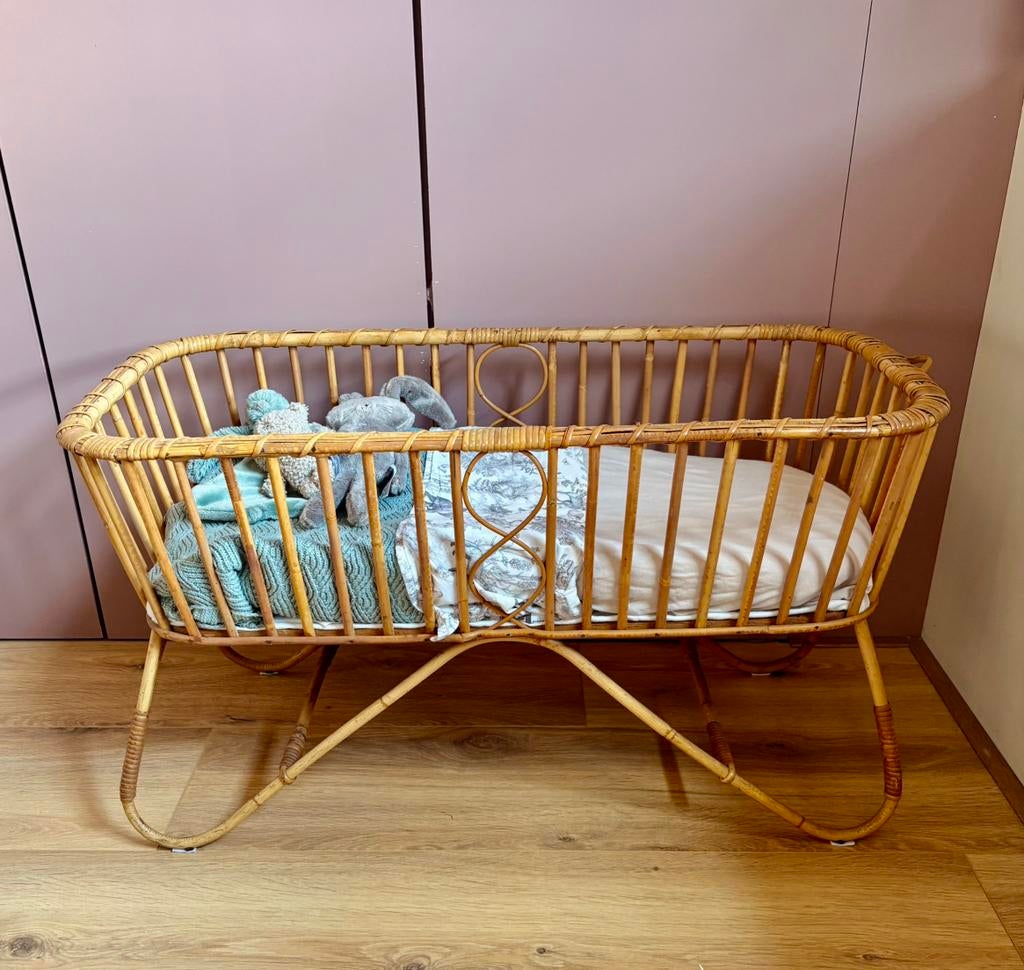 Vintage rotan wieg met matras, Kinderen en Baby's, Babywiegjes en Ledikanten, Ophalen, Zo goed als nieuw, Wieg