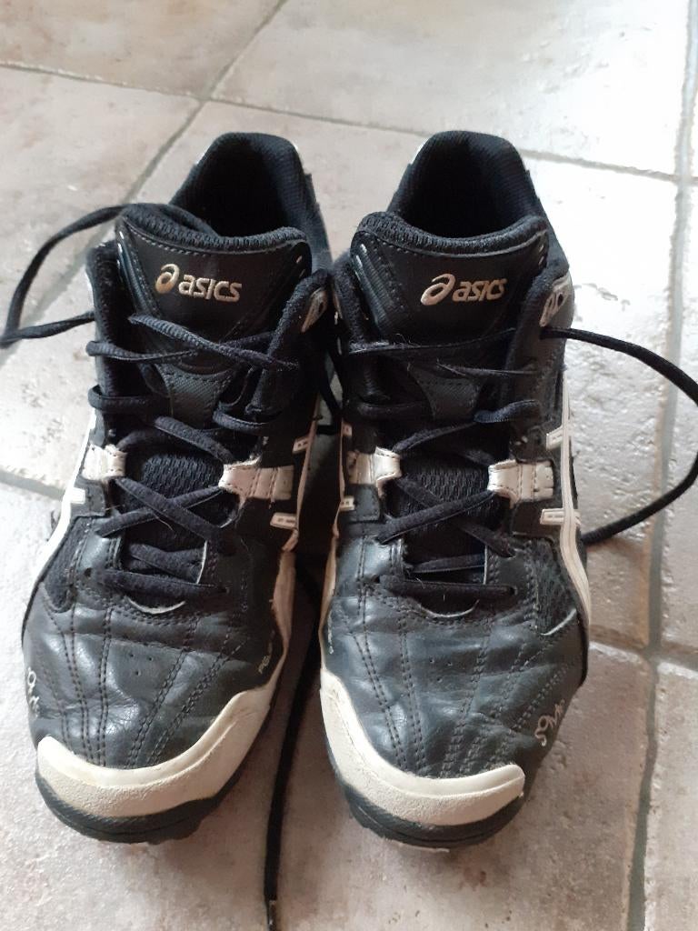 Kunstgras schoenen Asics gel maat 39,5, Sport en Fitness, Ophalen of Verzenden, Gebruikt, Schoenen