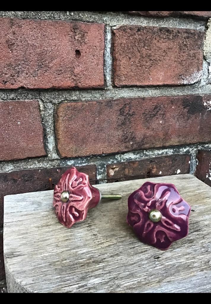 Twee stenen knopjes voor op kast. aubergine kleurig. Steen., Ophalen of Verzenden, Zo goed als nieuw