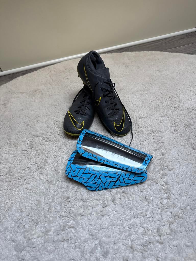 Nike voetbalschoenen met scheenbeschermers, Ophalen, Gebruikt, Maat XS of kleiner, Schoenen