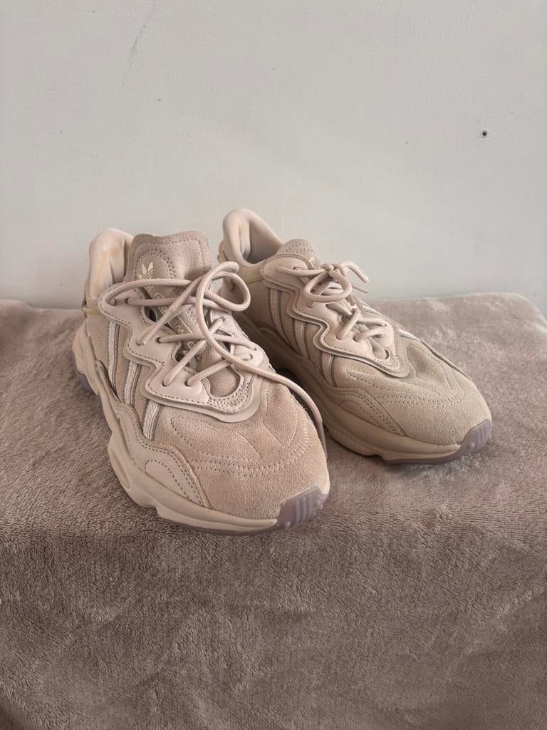 Adidas Ozweego, Ophalen of Verzenden, Grijs, Sneakers of Gympen, Zo goed als nieuw